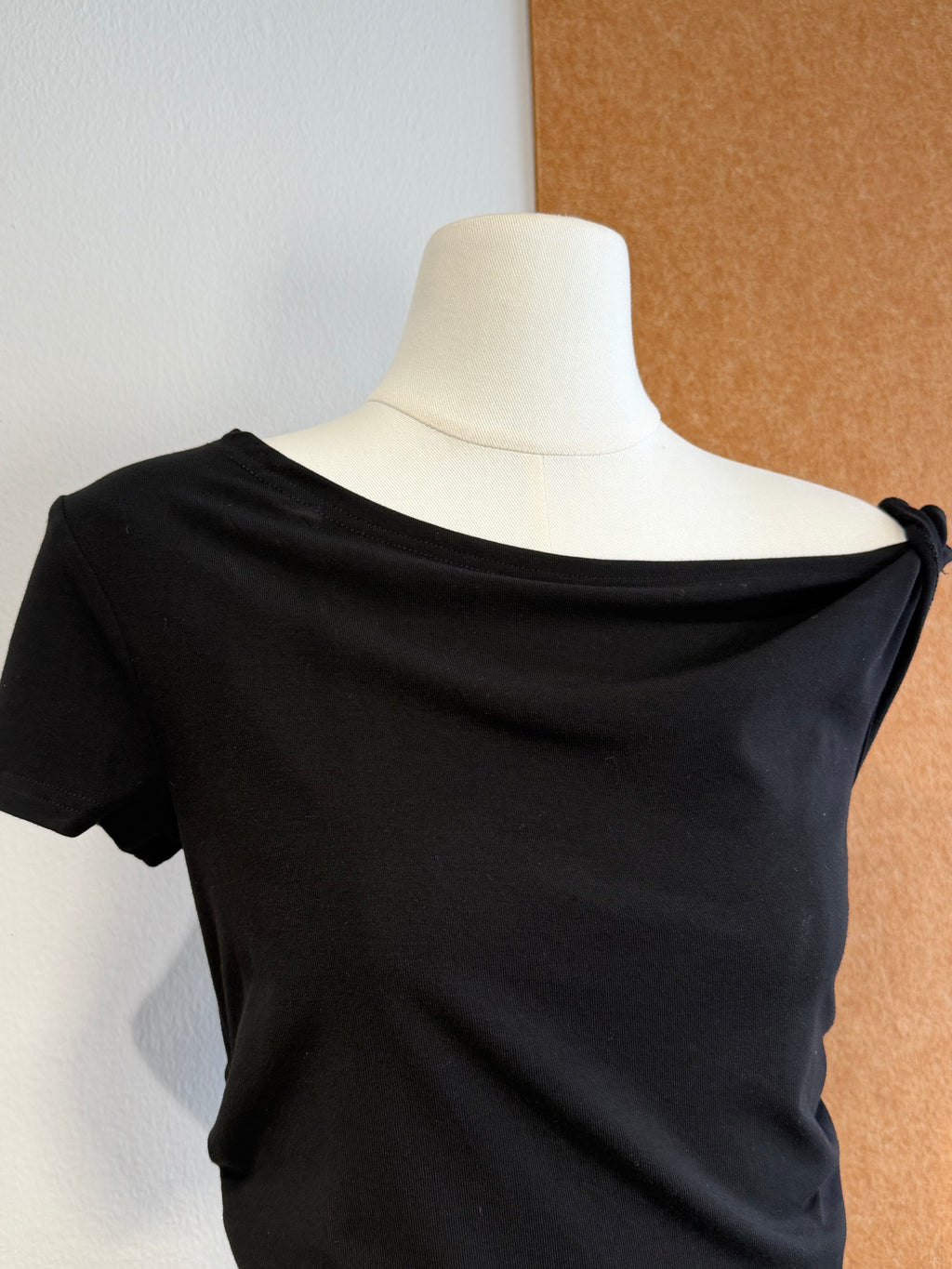 Off-Shoulder Knot Detail Ruched Fitted Knit Top | Muse