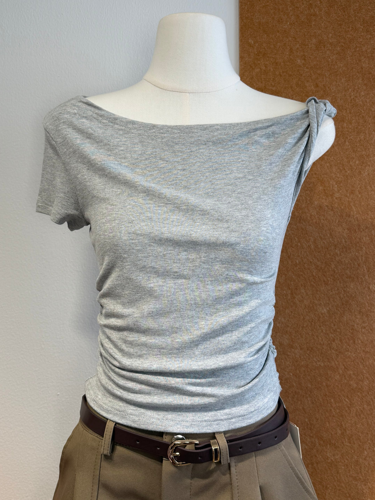 Off-Shoulder Knot Detail Ruched Fitted Knit Top | Muse