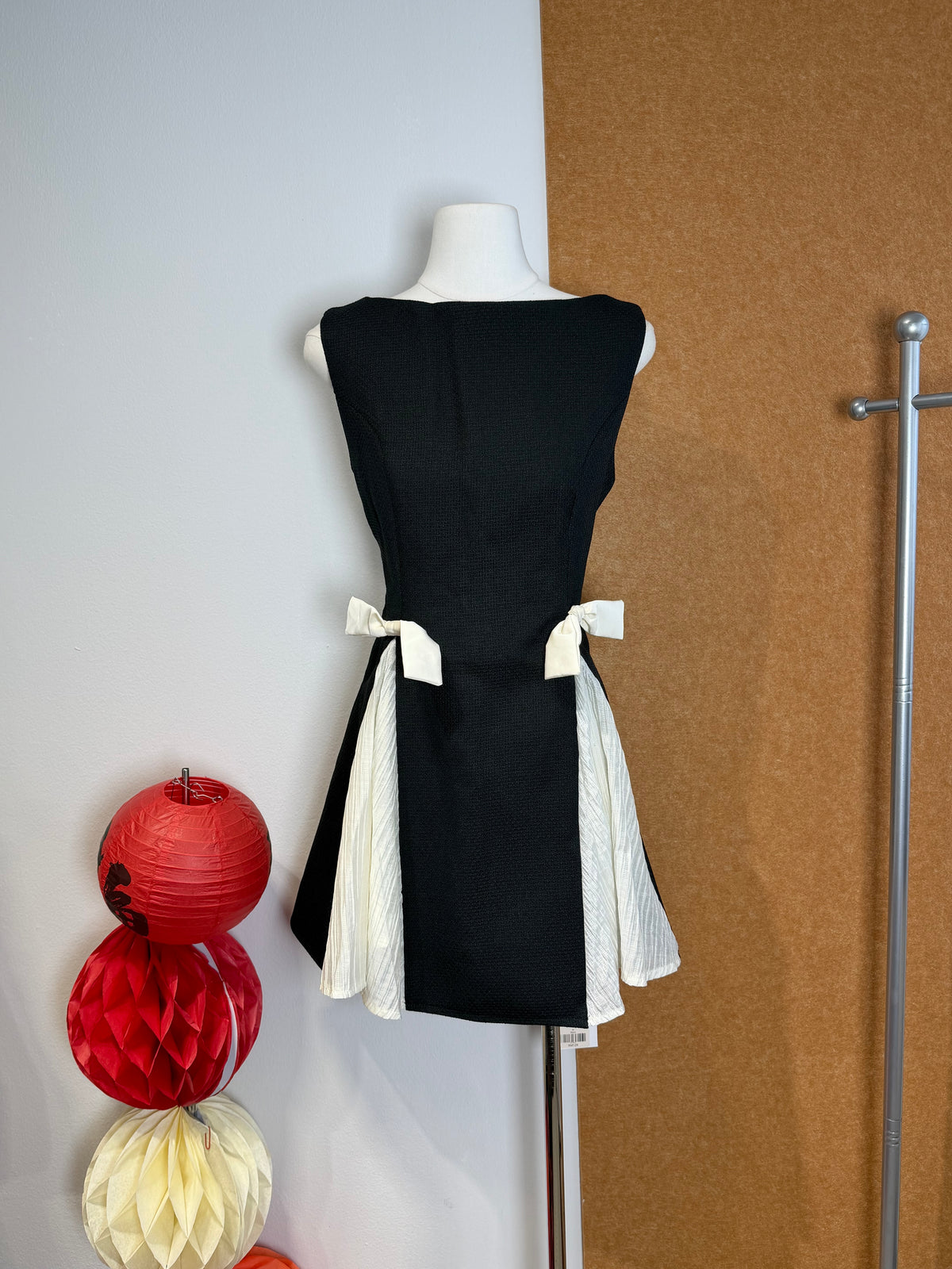 Bow Tie Pleated Panel Contrast Sleeveless Mini Dress | Kimly