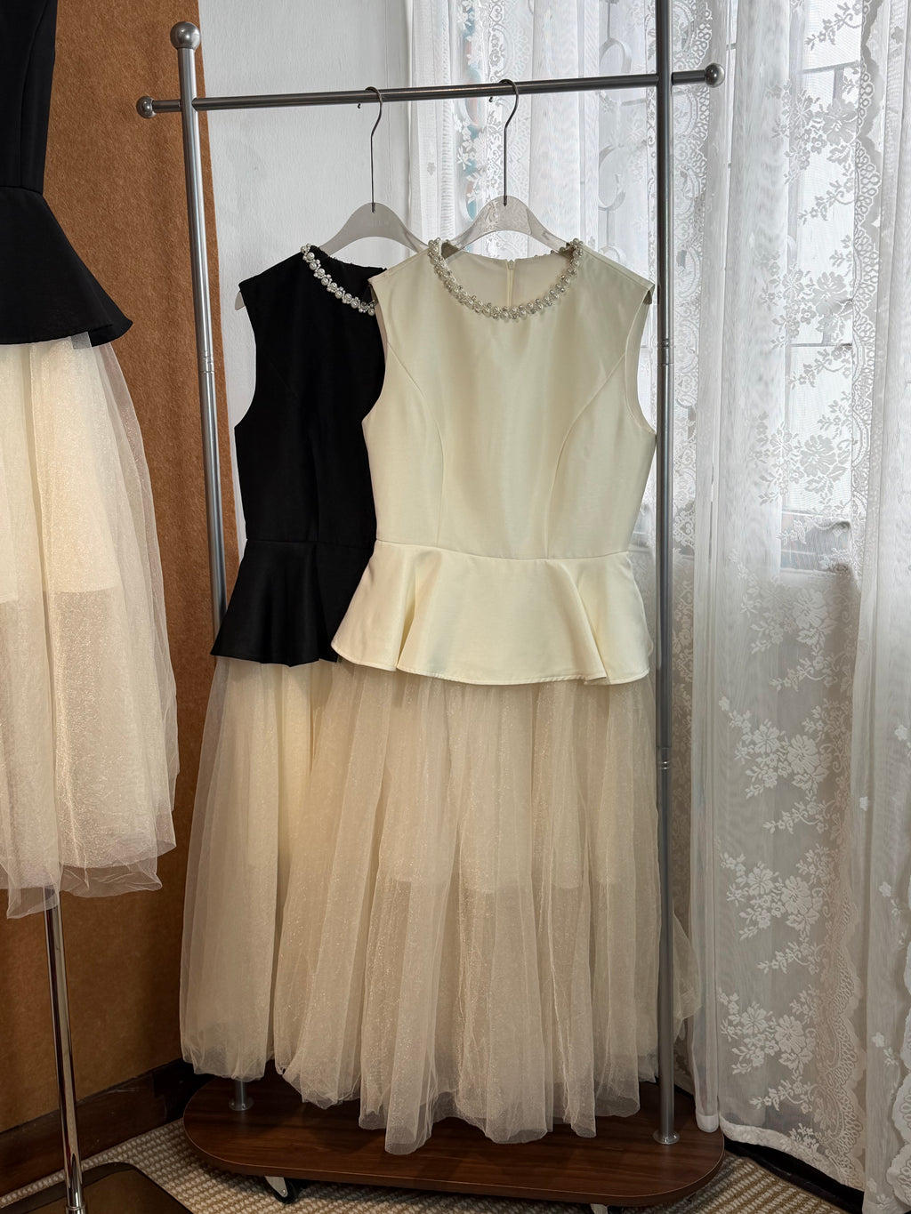 Pearl-Collar Peplum Bodice Tulle Contrast Dress | Giselle