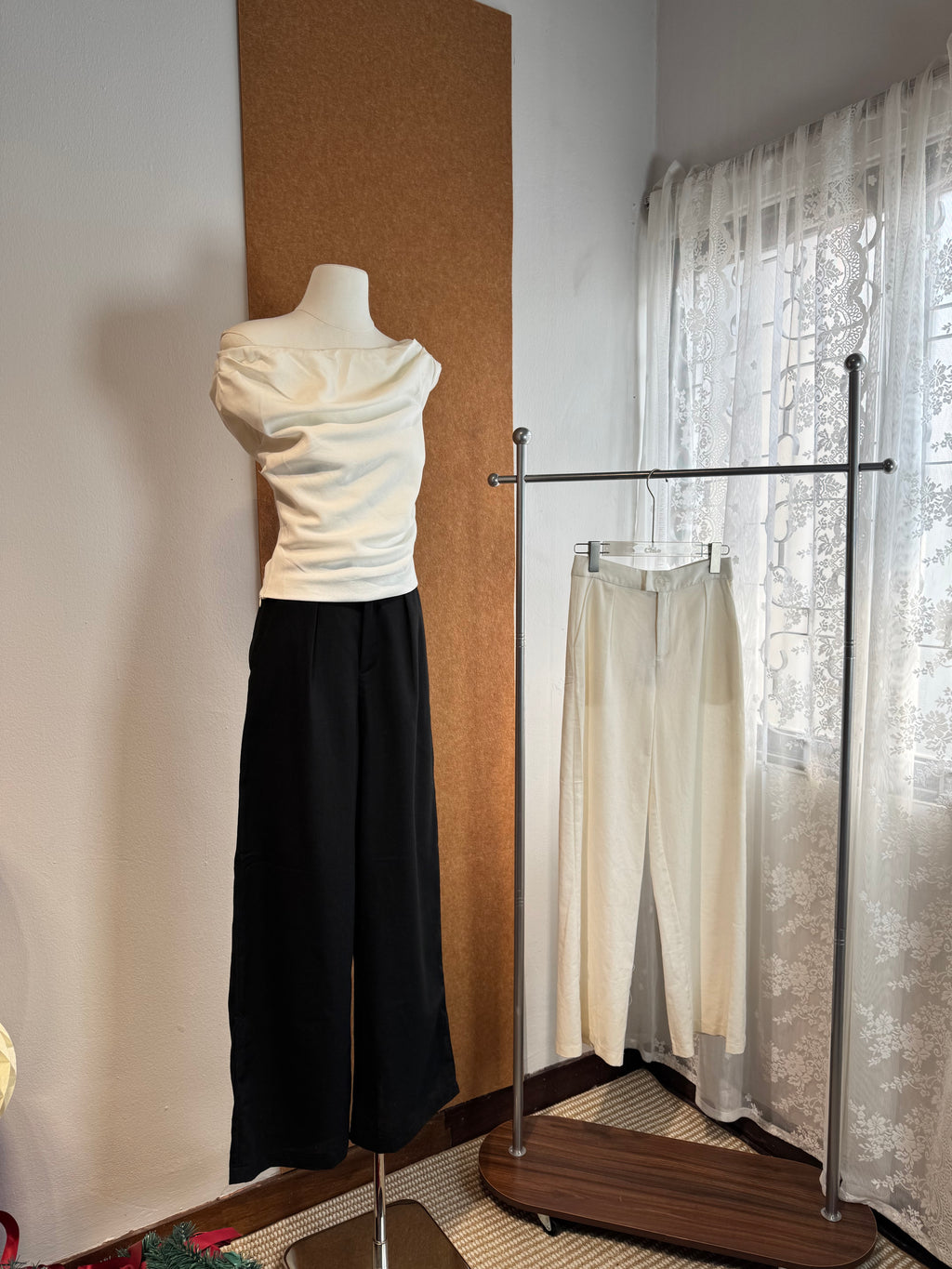 High-Waist Pleated Wide-Leg Linen Trousers | Kamea