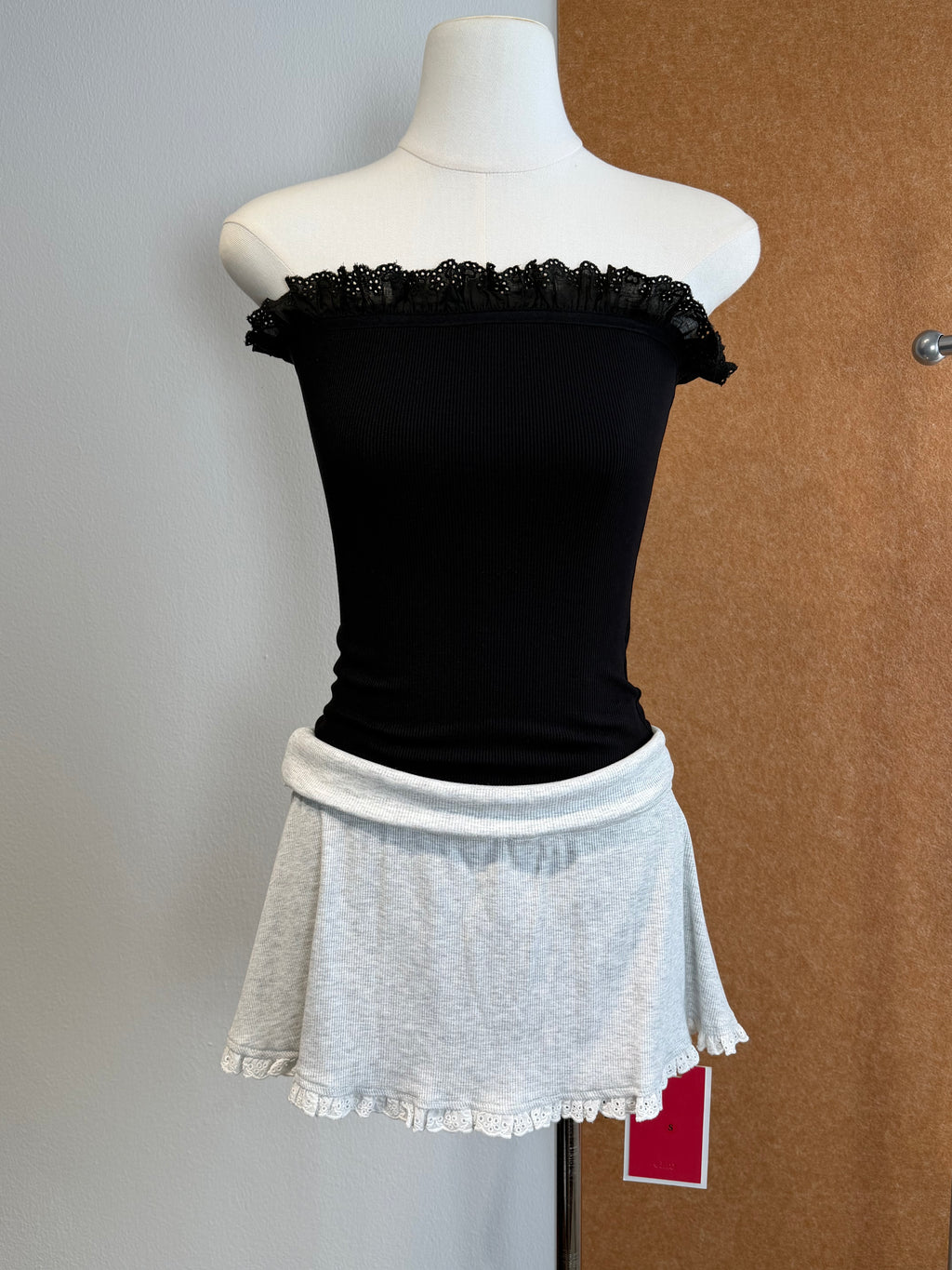 Broderie Anglaise Trim Ribbed Tube Top | Anika