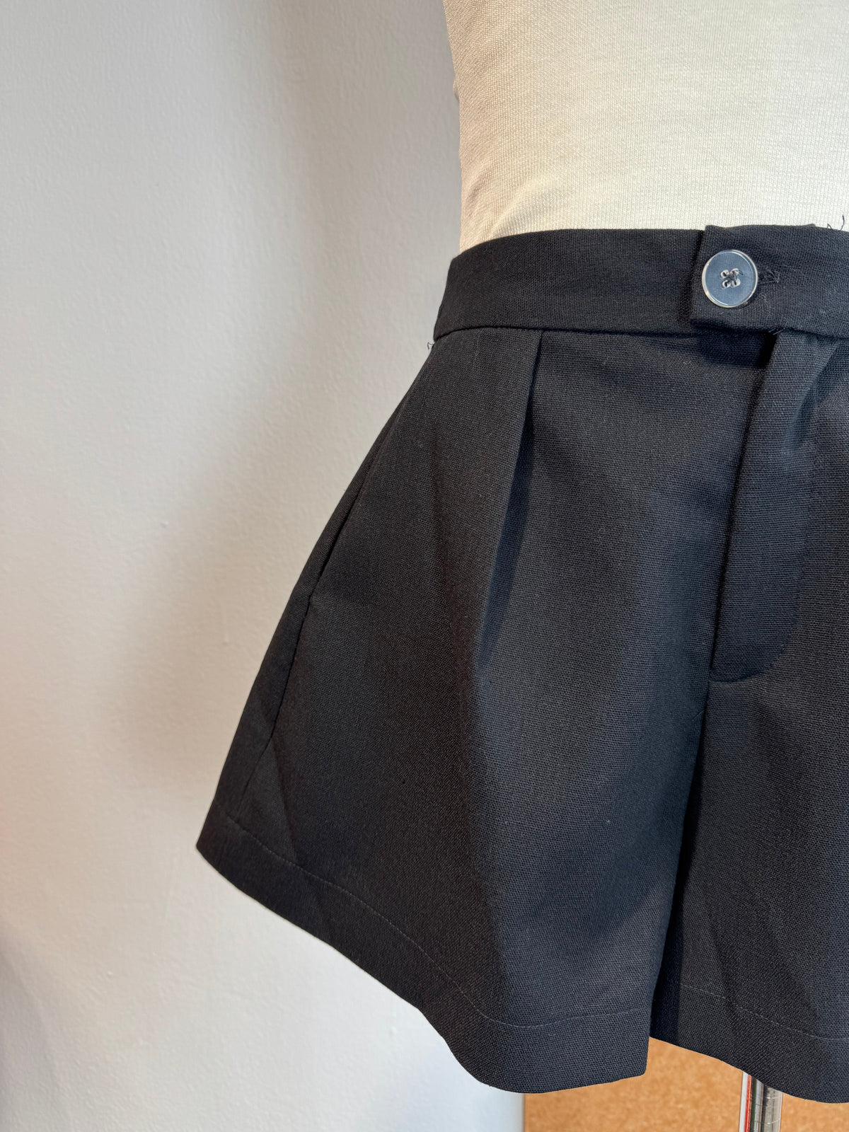 High-Waist Pleated Wide-Leg Suiting Shorts | Kameaa