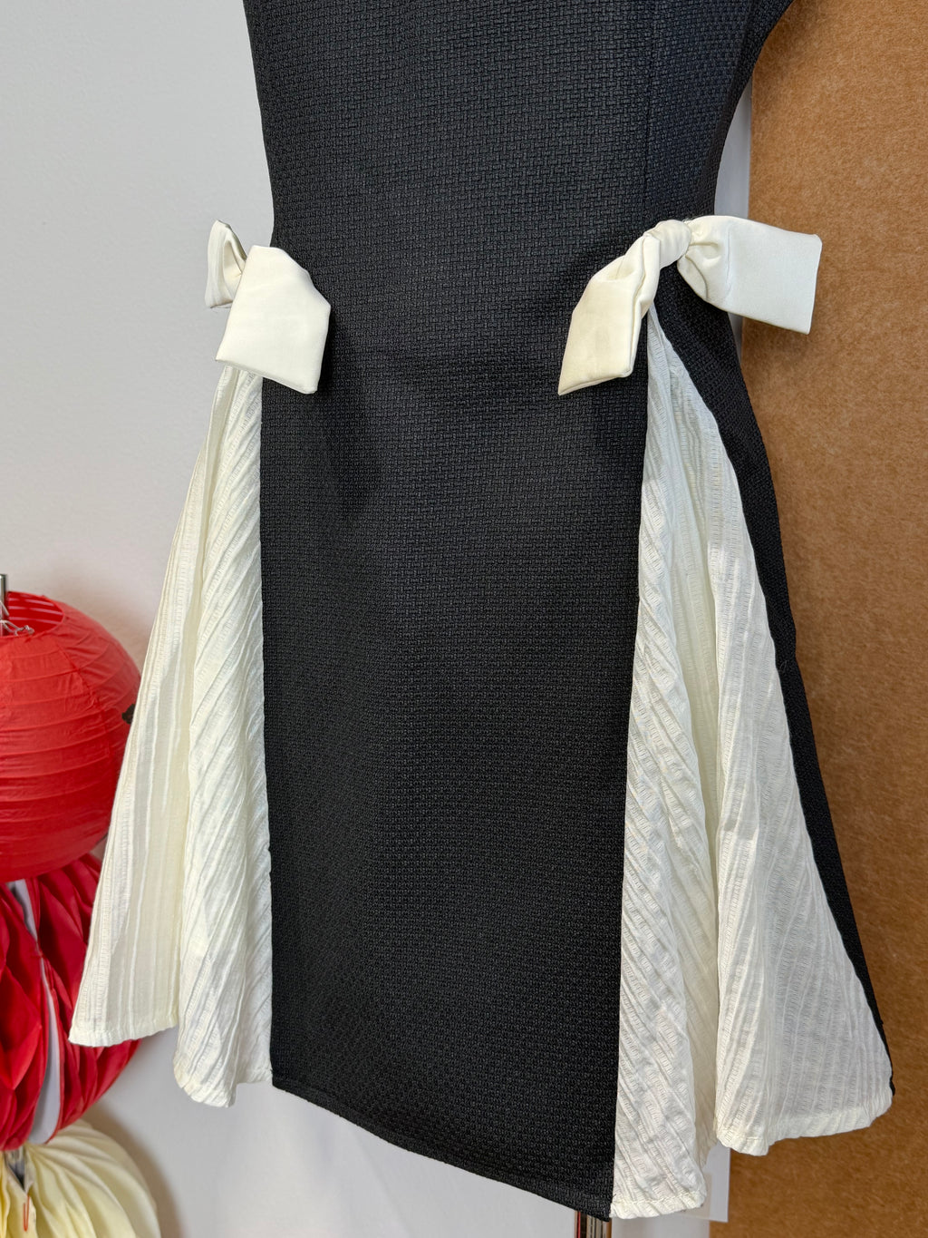 Bow Tie Pleated Panel Contrast Sleeveless Mini Dress | Kimly