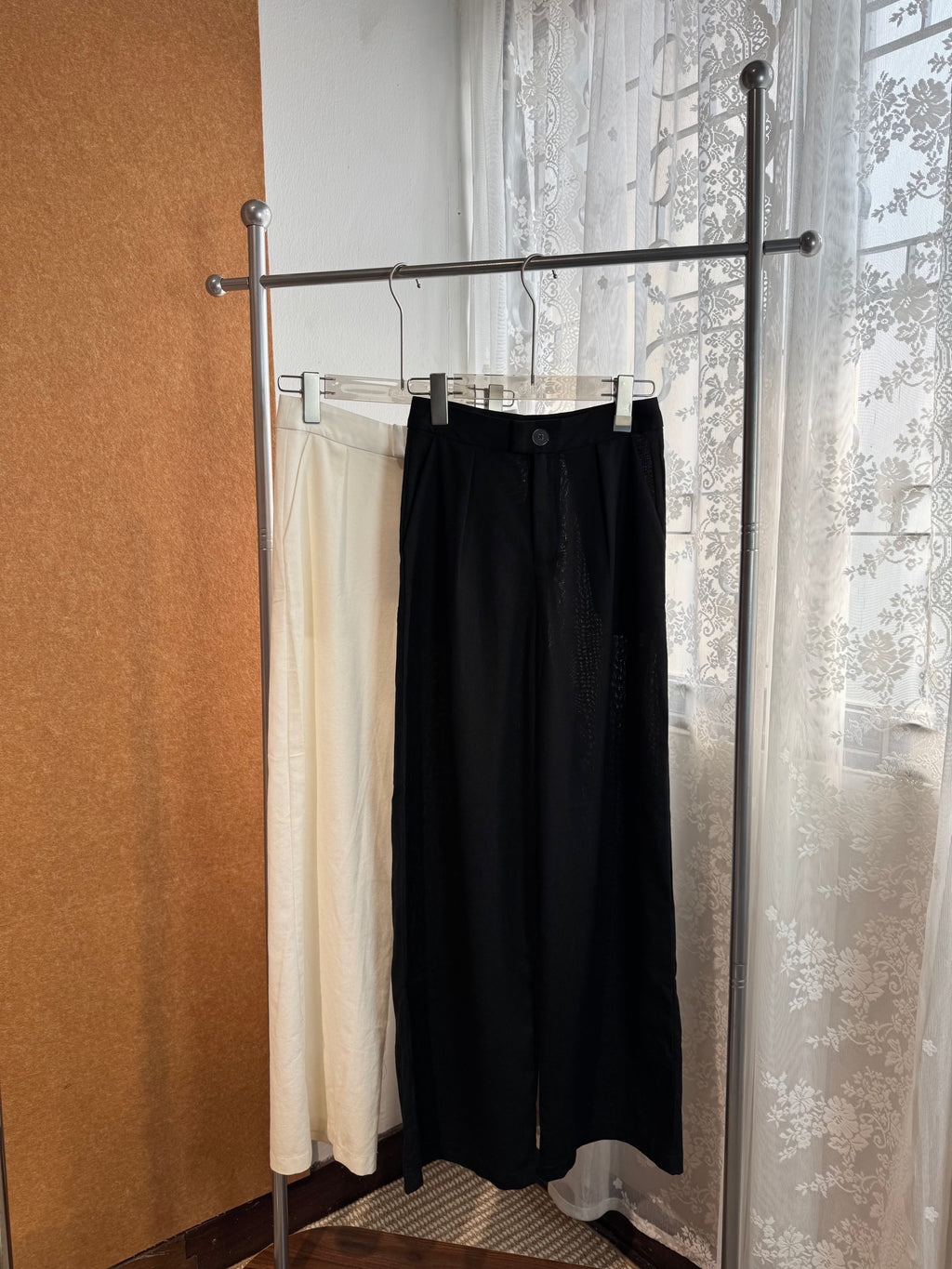 High-Waist Pleated Wide-Leg Linen Trousers | Kamea