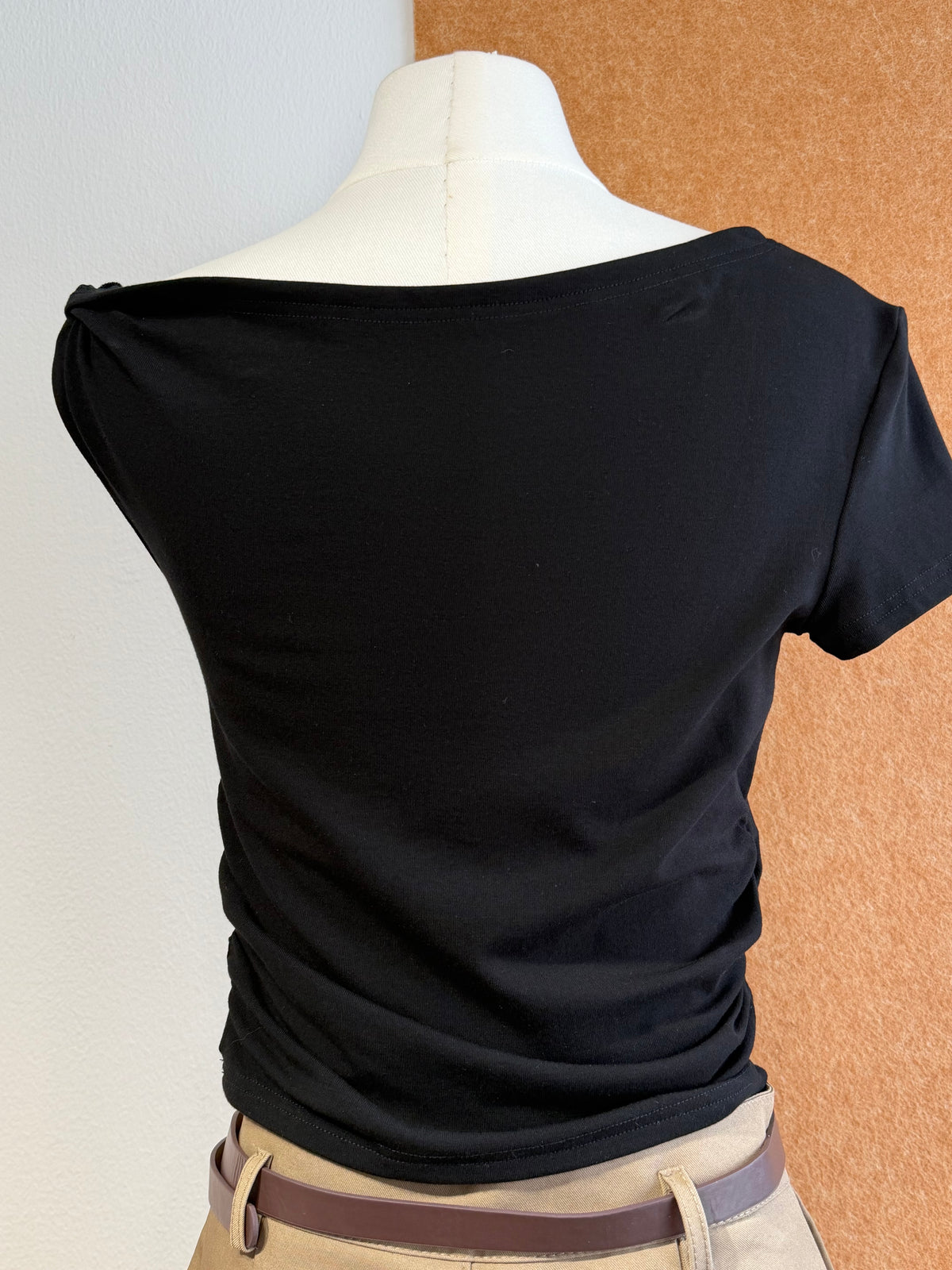 Off-Shoulder Knot Detail Ruched Fitted Knit Top | Muse