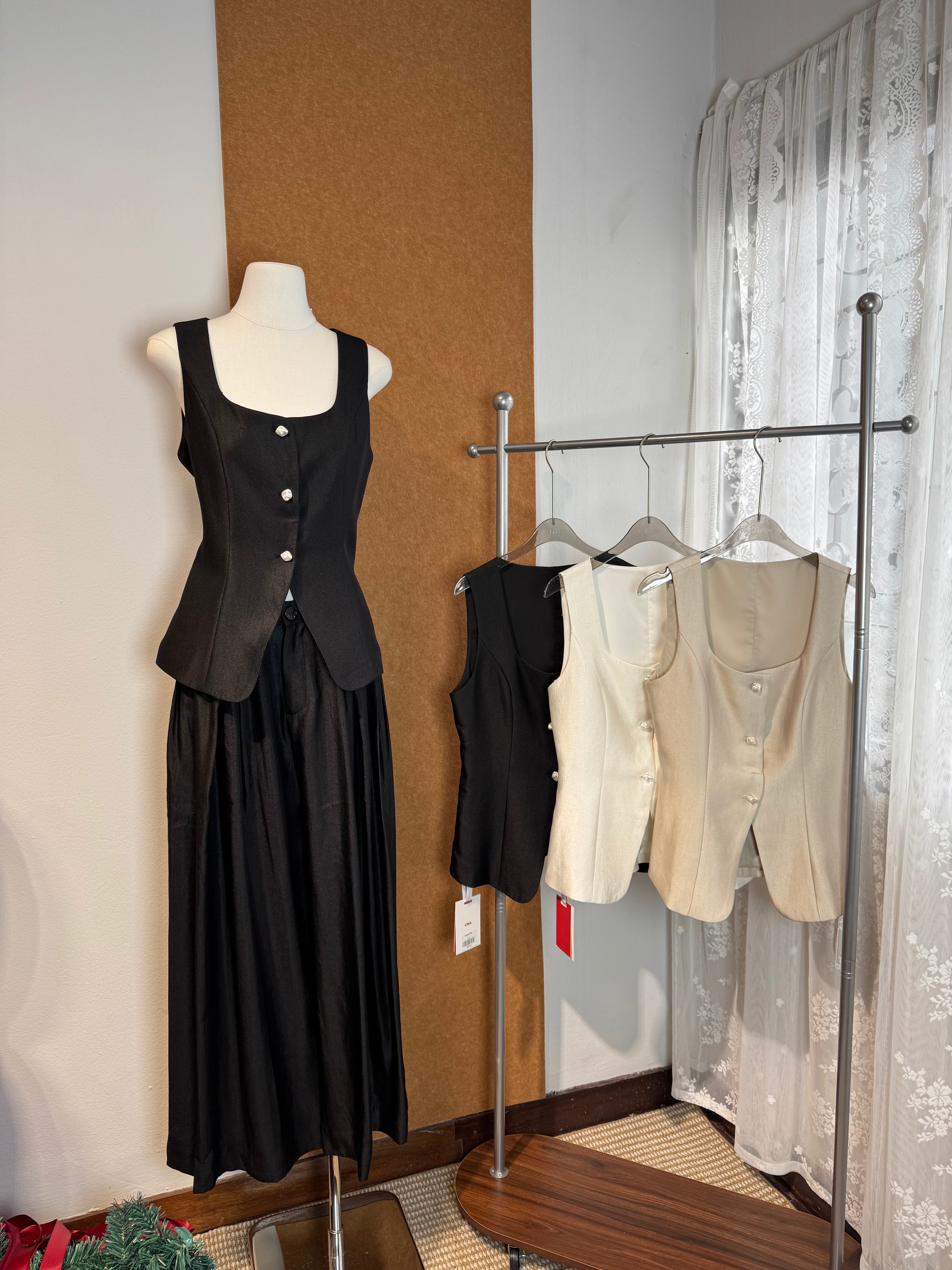 Pearl-Button U-Neck Fitted Vest | Aspen