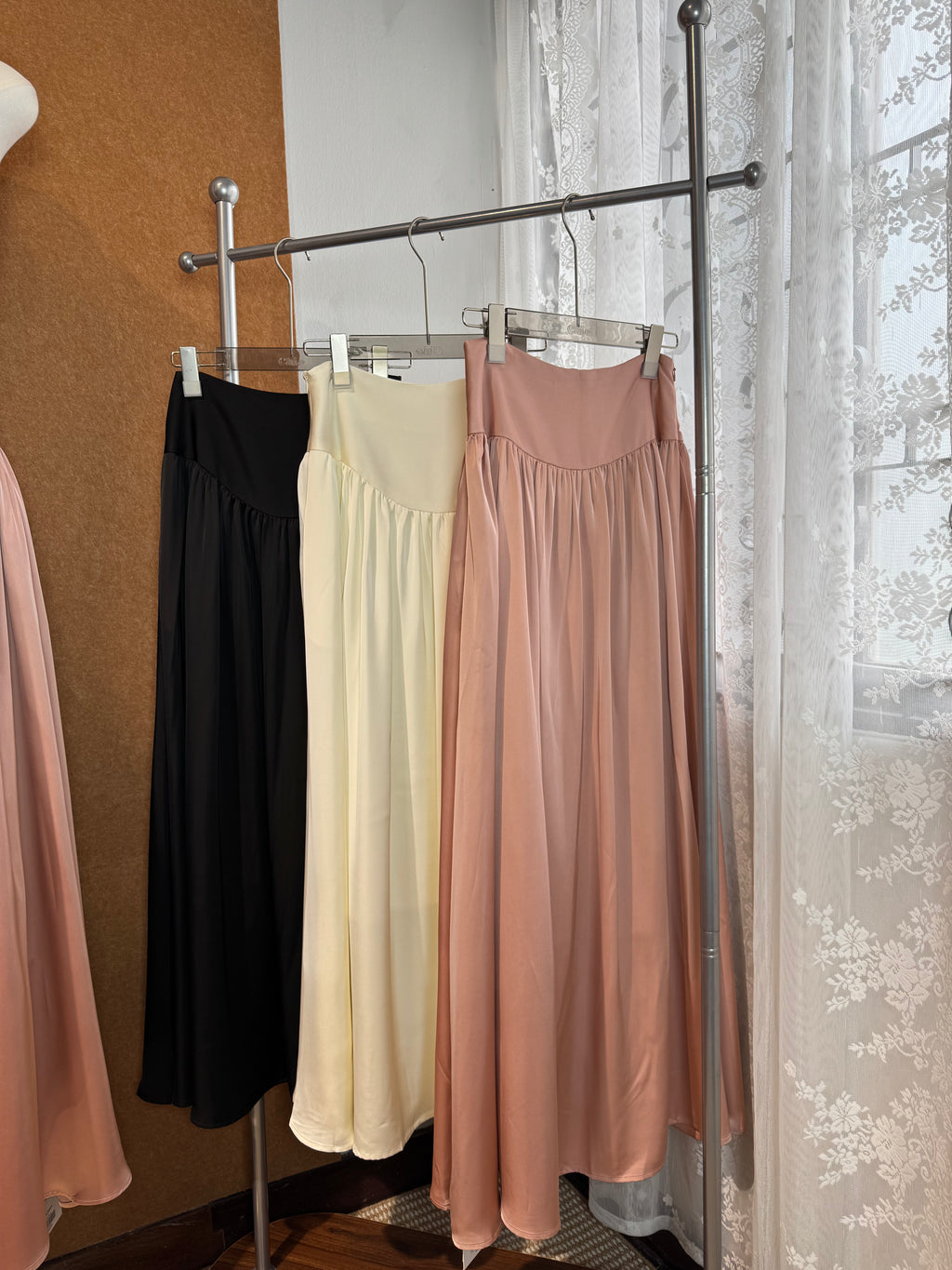 Satin Full-Volume Gathered Maxi Skirt | Airy