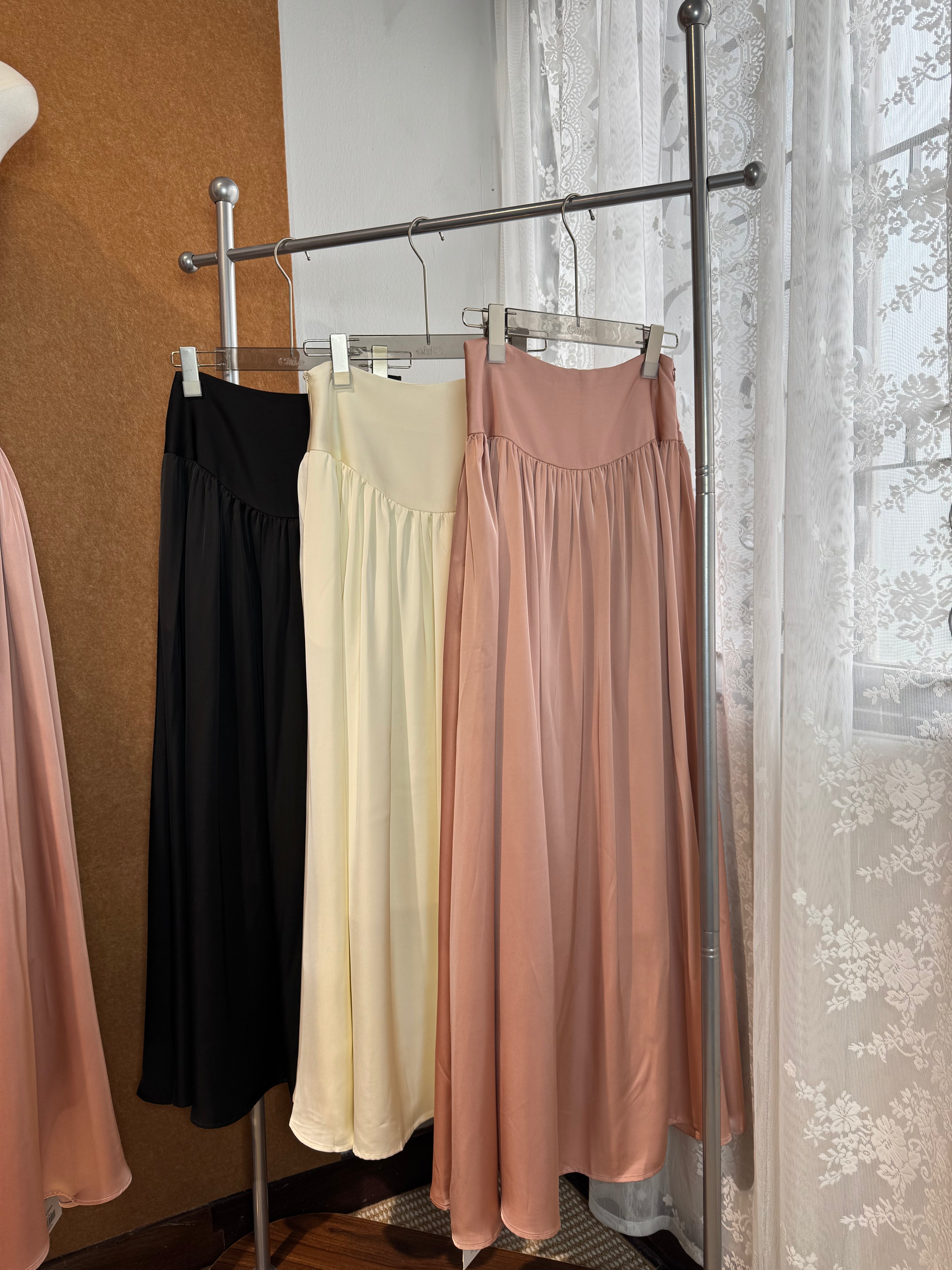 Satin Full-Volume Gathered Maxi Skirt | Airy
